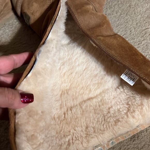Beautiful UGG Tall Suede Sheep Fur Lined Zip Boots. Size 8. - Picture 8 of 11